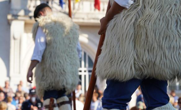 danse sur échasses