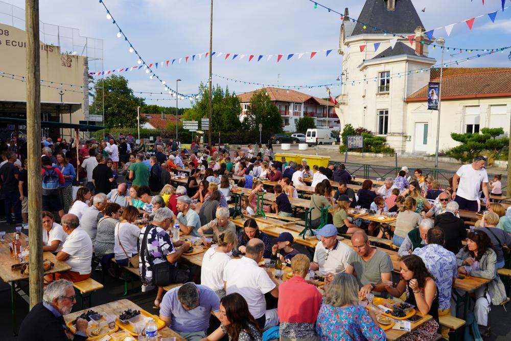 Seignosse Estivale repas au fronton